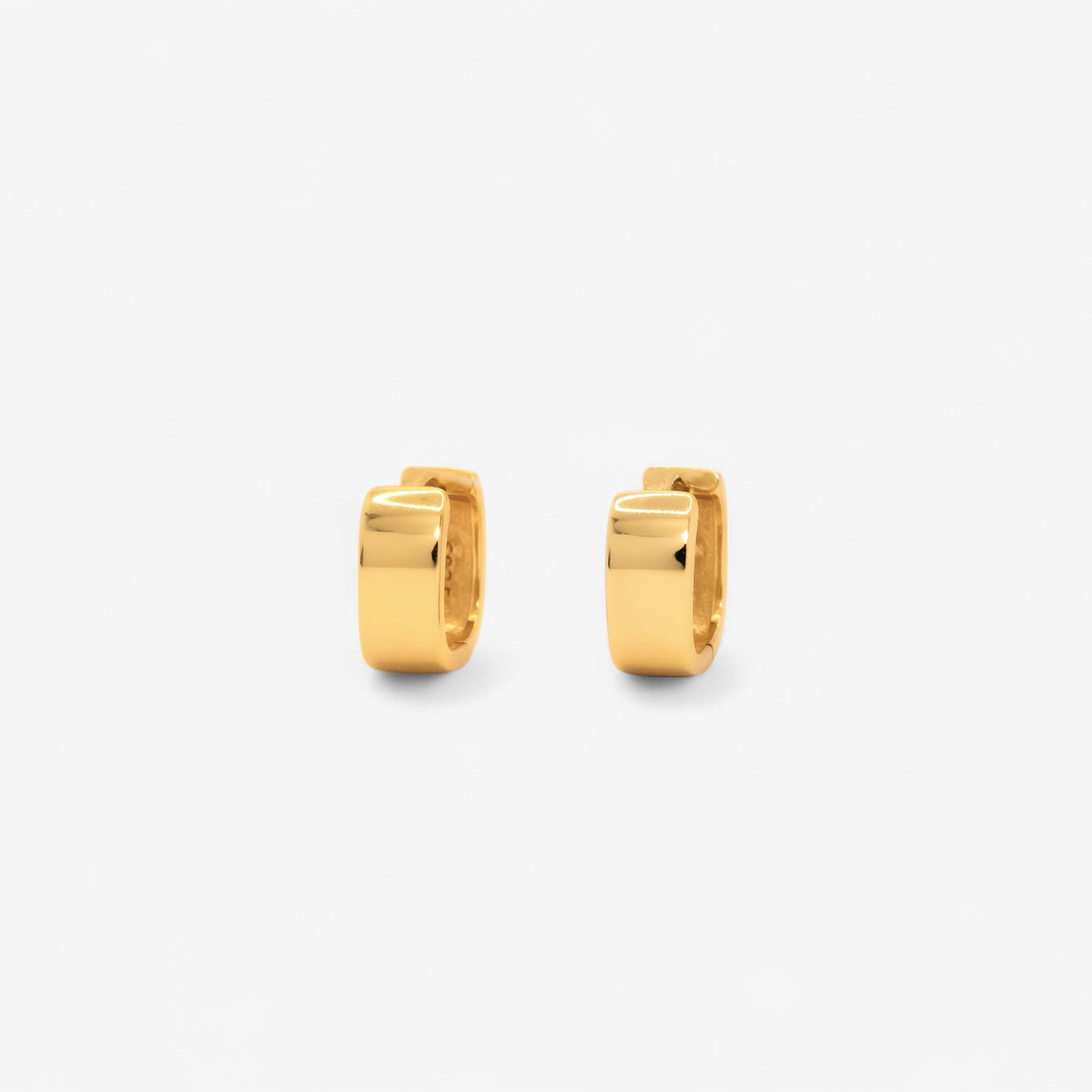 Cercei argint placat cu aur 18K cu design patratos pe fundal alb Callie gold vermeil square design hoop earrings on a white background