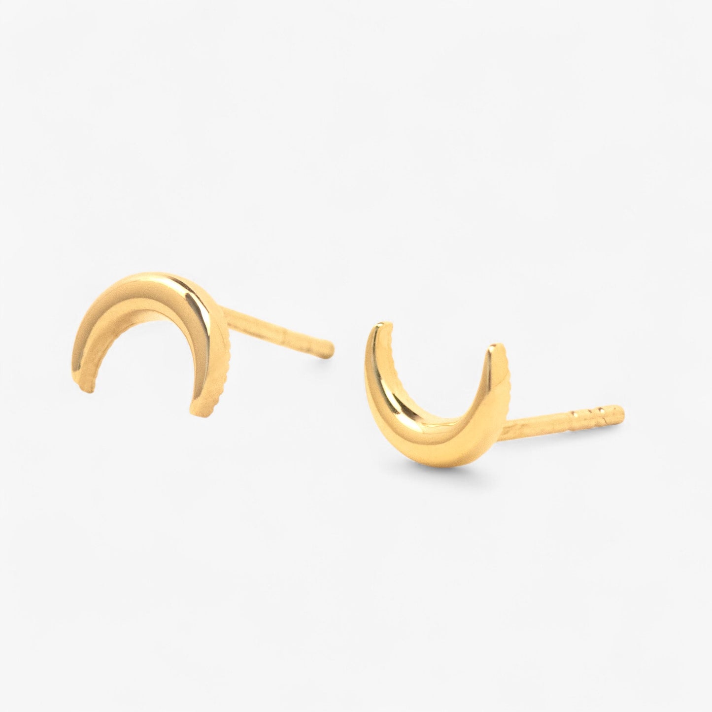 Cercei din aur 14k in forma de semiluna pe fundal alb Moon Spells solid Gold Earrings on white background crescent moon