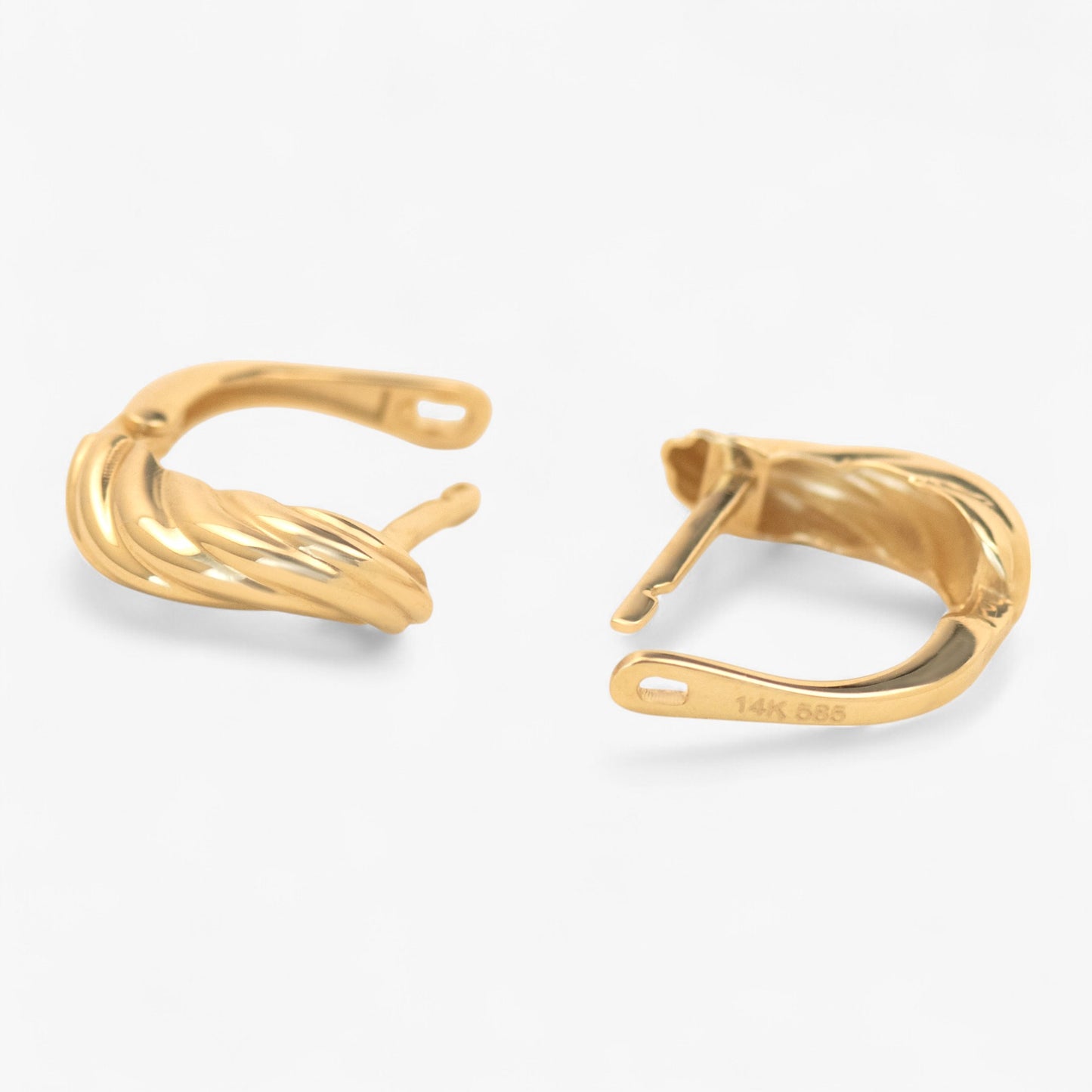 Cercei din aur 14k pe fundal alb Twisted Bond solid Gold hoop Earrings on white background