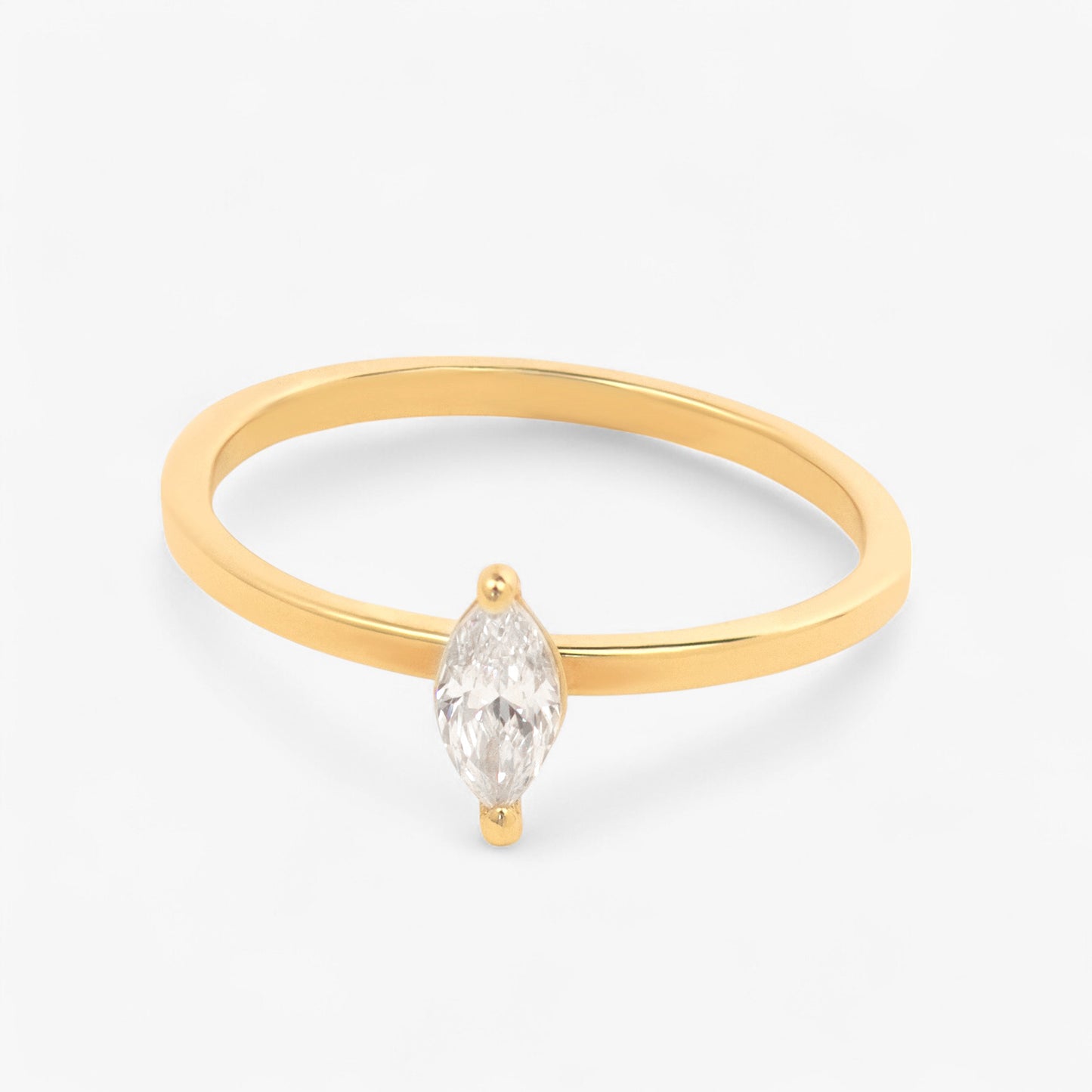 Inel din aur 14K cu piatra din zirconiu forma marquise pe fundal alb Feyre Eye solid gold ring with zirconia stone on white background