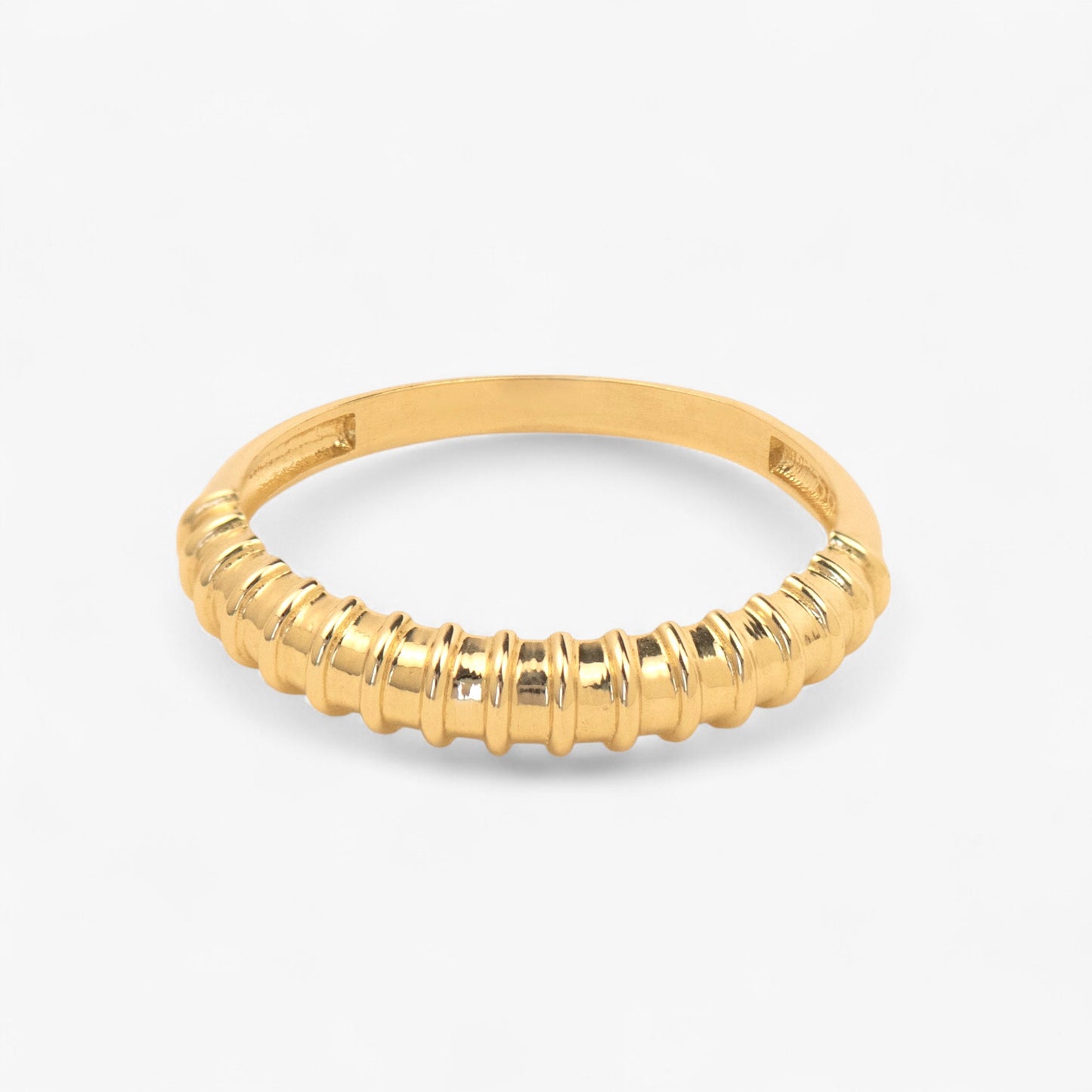 Inel aur 14k cu striatii pe fundal alb Mira Shield solid Gold Ring on white background