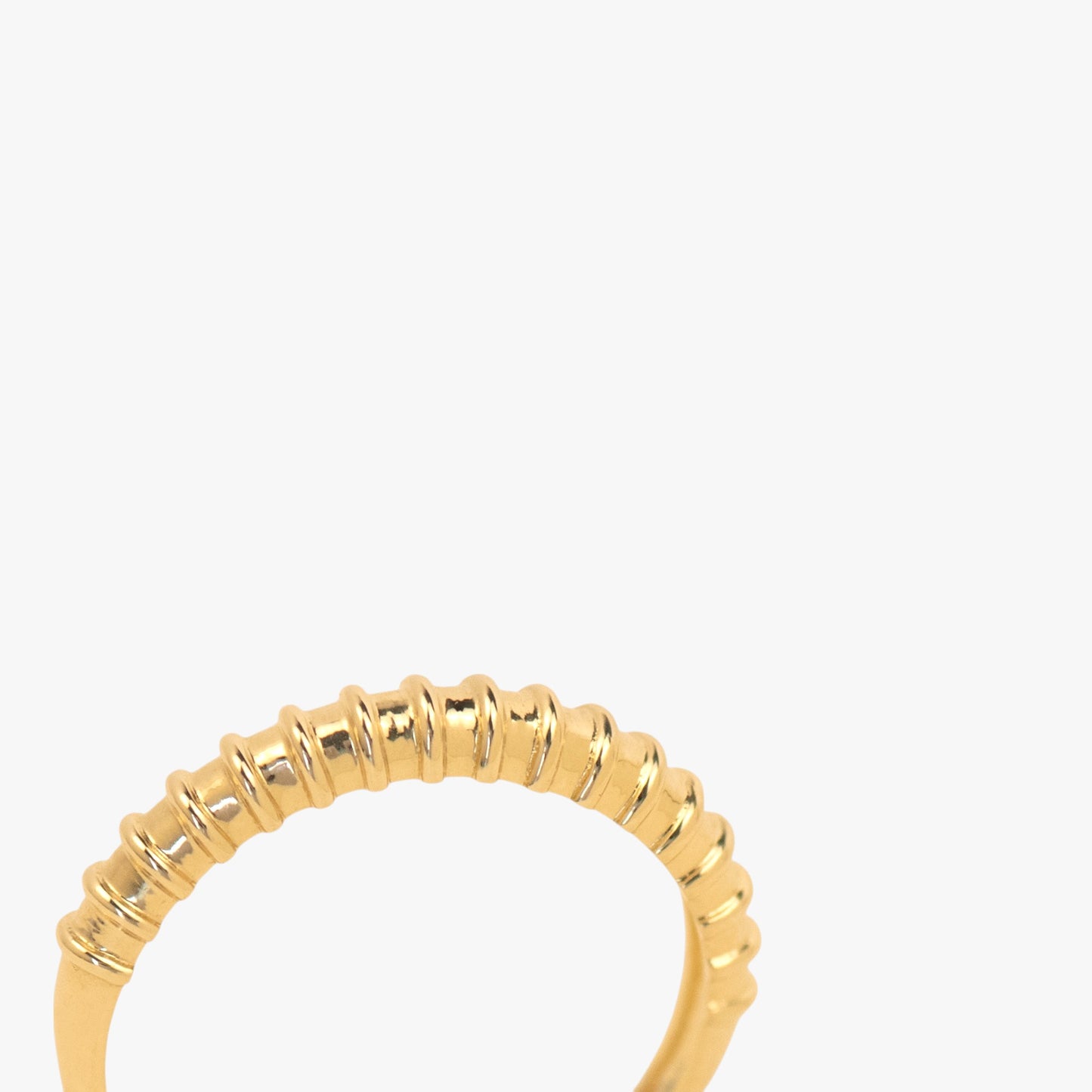 Inel aur 14k cu striatii pe fundal alb Mira Shield solid Gold Ring on white background