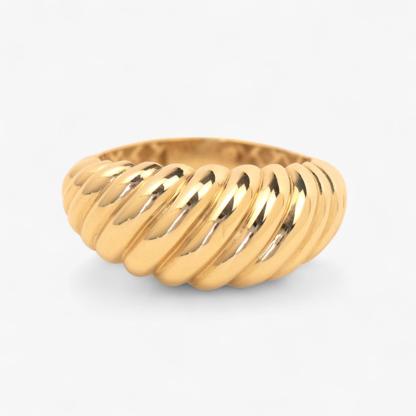 Inel cu design voluminos aur 14k pe fundal alb Twisted Dome Solid Gold Chunky Ring on white background