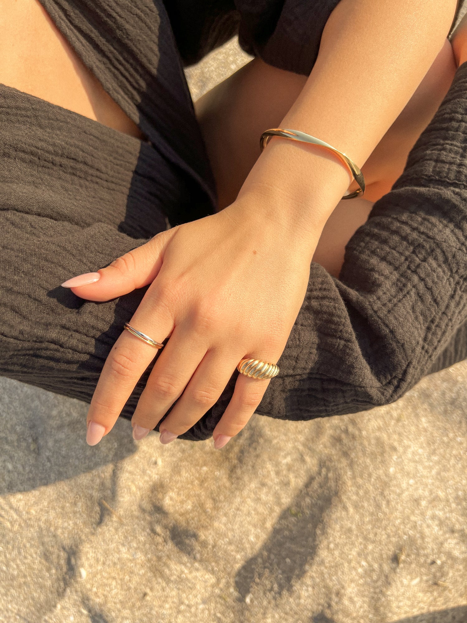 Bratara aur fixa Alosa Song. Inel statement din aur 14K Dome Ring. Inele argint 925 design organic, minimalist.