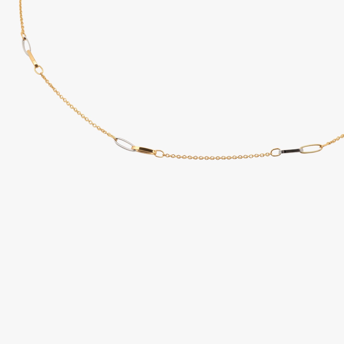 Lant subtire din aur 14k combinat aur alb cu aur galben pe fundal alb Violet Signet Gold and White solid Gold necklace with geometric links on a white background