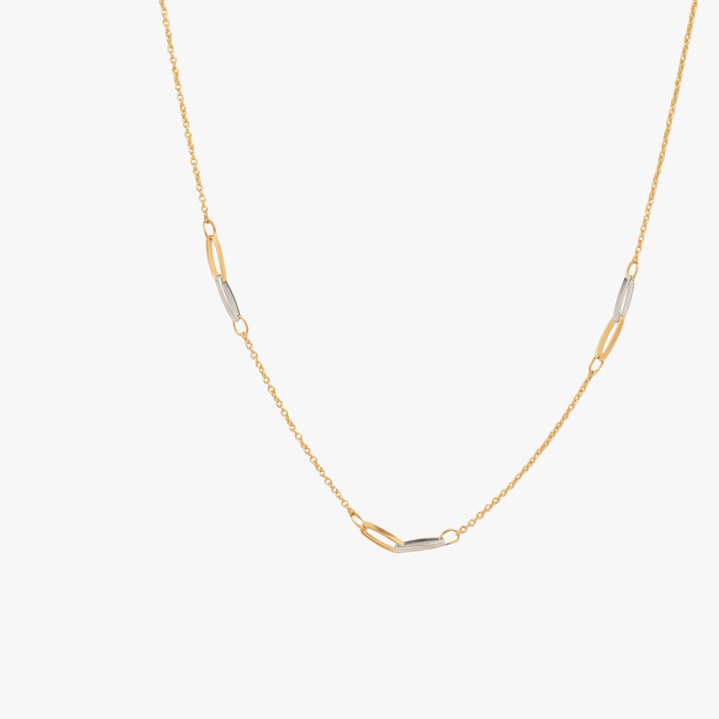 Lant subtire din aur 14k combinat aur alb cu aur galben pe fundal alb Violet Signet Gold and White solid Gold necklace with geometric links on a white background