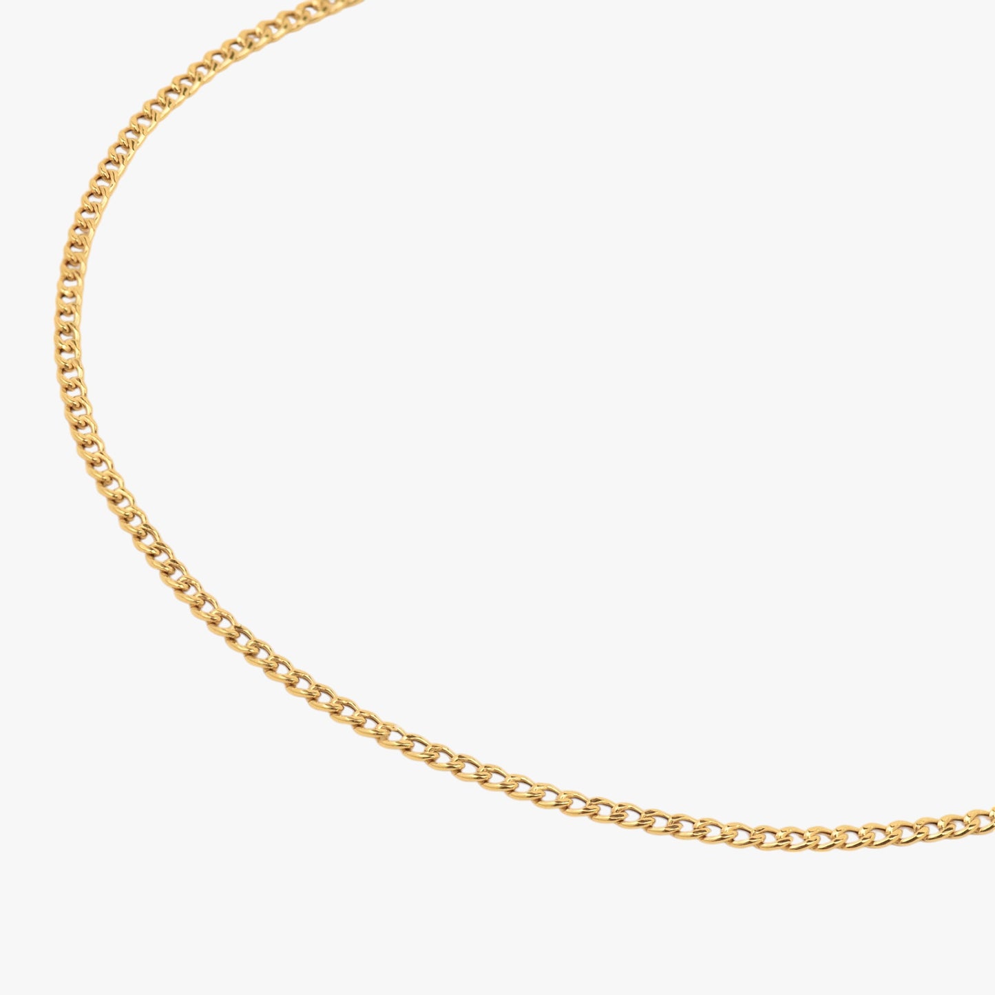 Lant subtire din aur cu zale oraya pe fundal alb, solid gold chain on white background