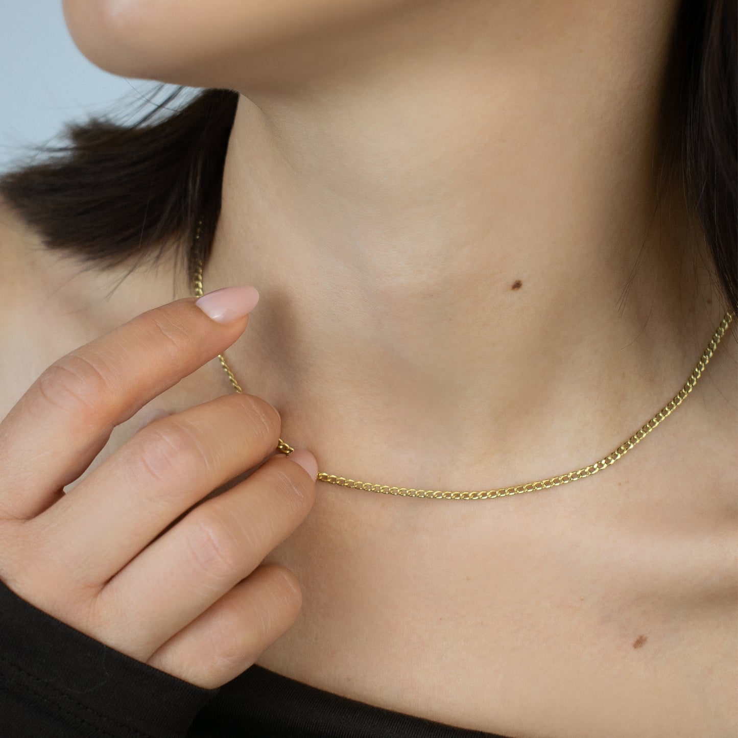 Lant din zale micute din aur 14K la gatul unei femei Oraya solid gold necklace on a woman neck