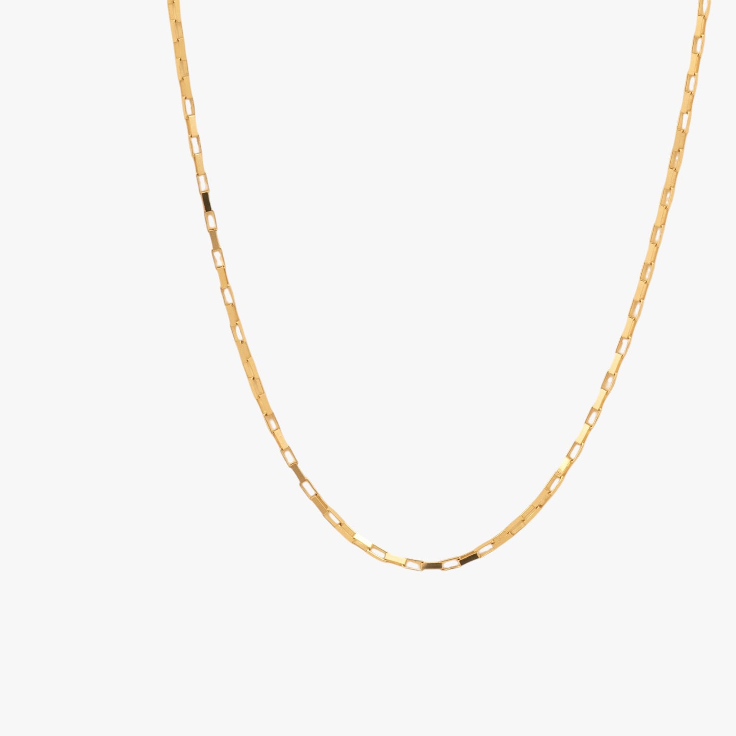 Lant aur 14k subtire din zale patrate Kiva Elements pe fundal alb, solid Gold Necklace on white background