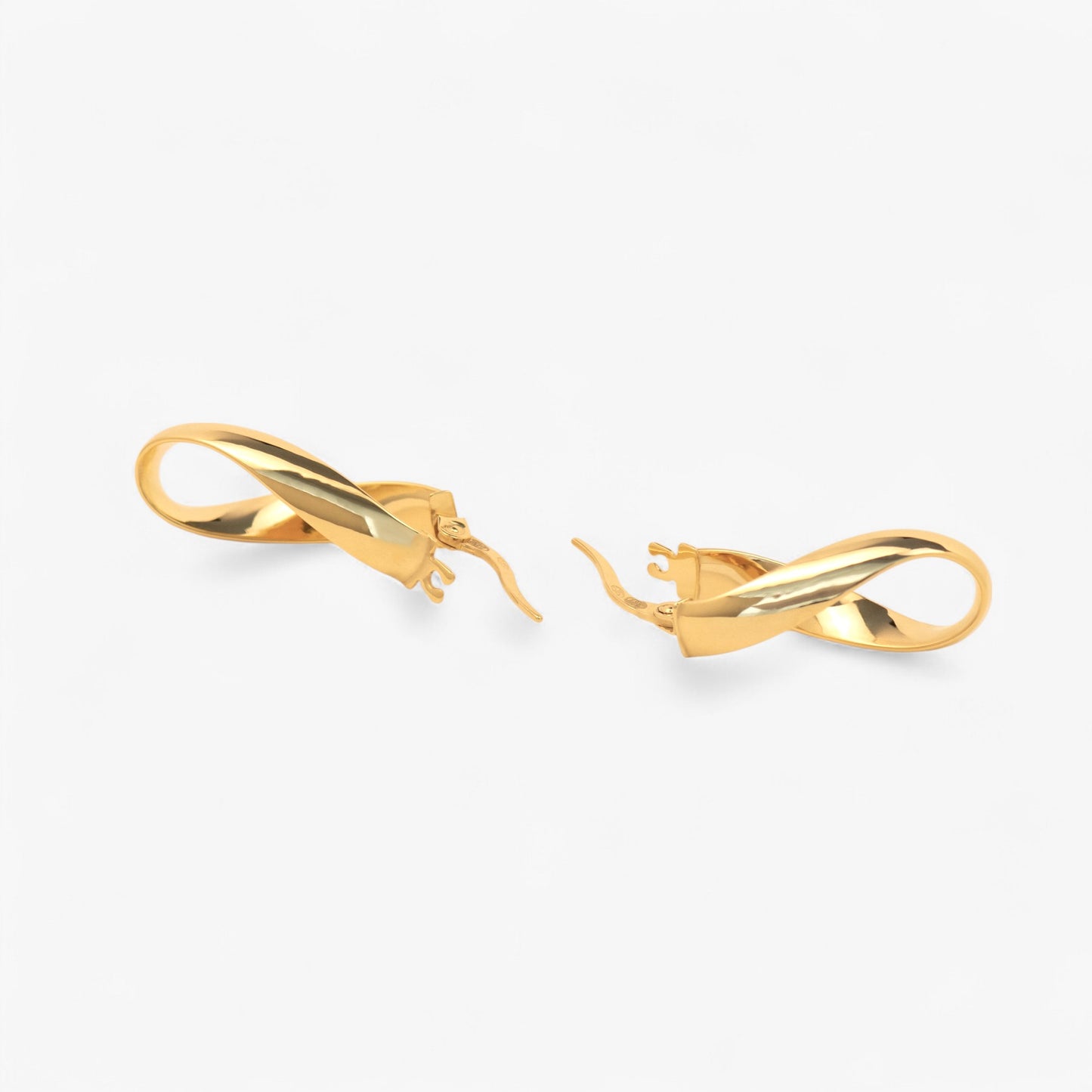 cercei din aur 14k pe fundal alb Alosa Song Pair of solid gold hoop earrings on a white background