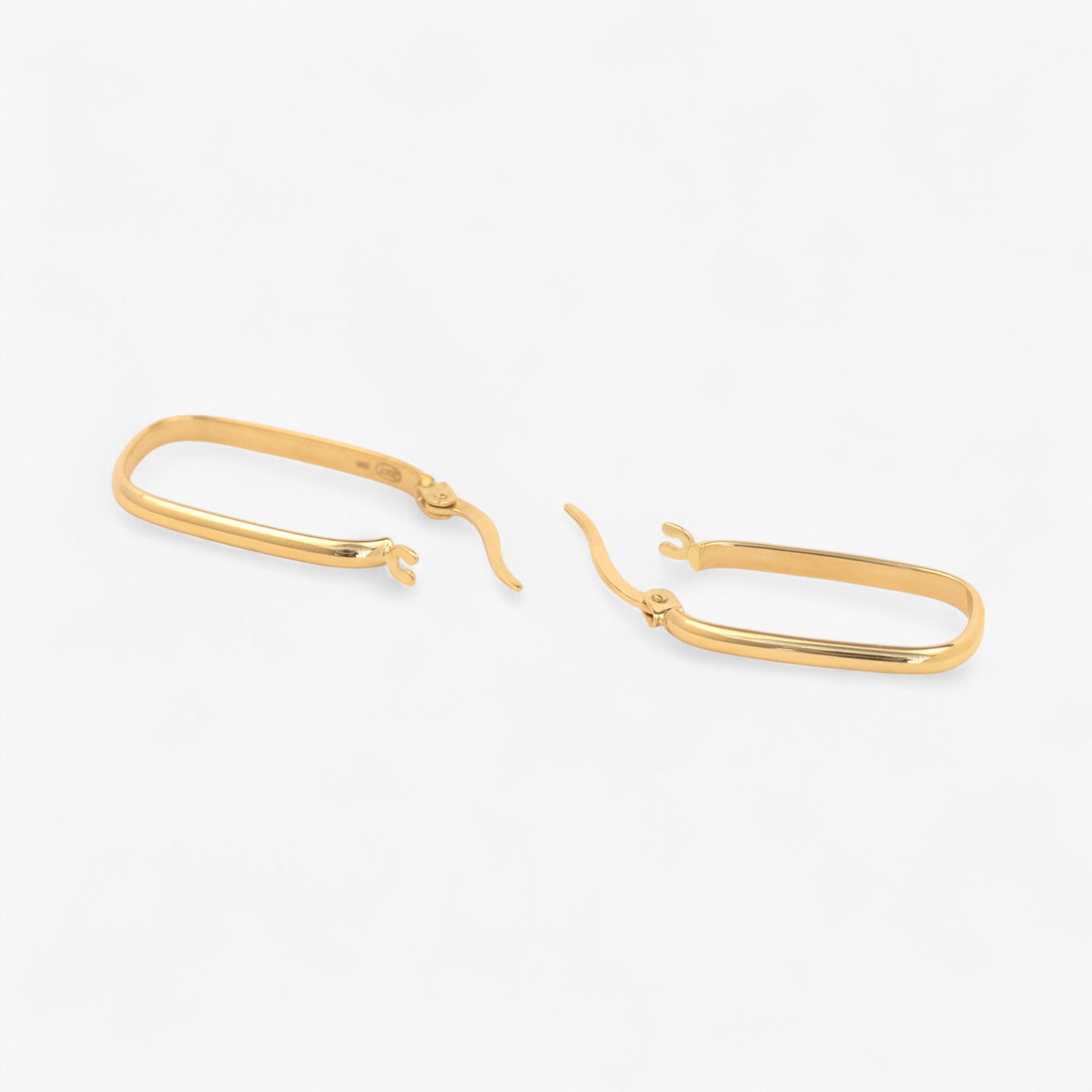 cercei subtiri si finuti din aur 14k pe fundal alb Mila solid Gold hoops Earrings on white background