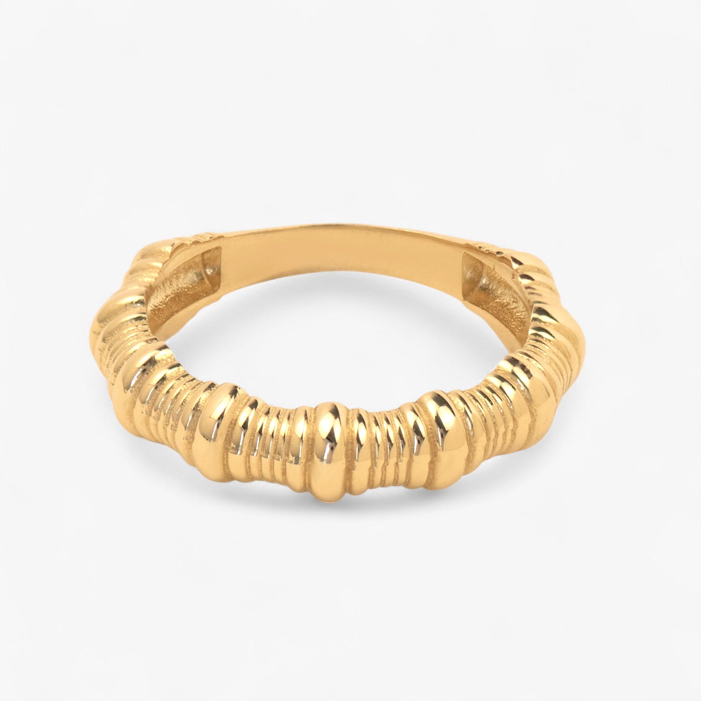 inel din aur cu striatii inegale 14k pe fundal alb Andarna Dream Solid Gold Ring on white background