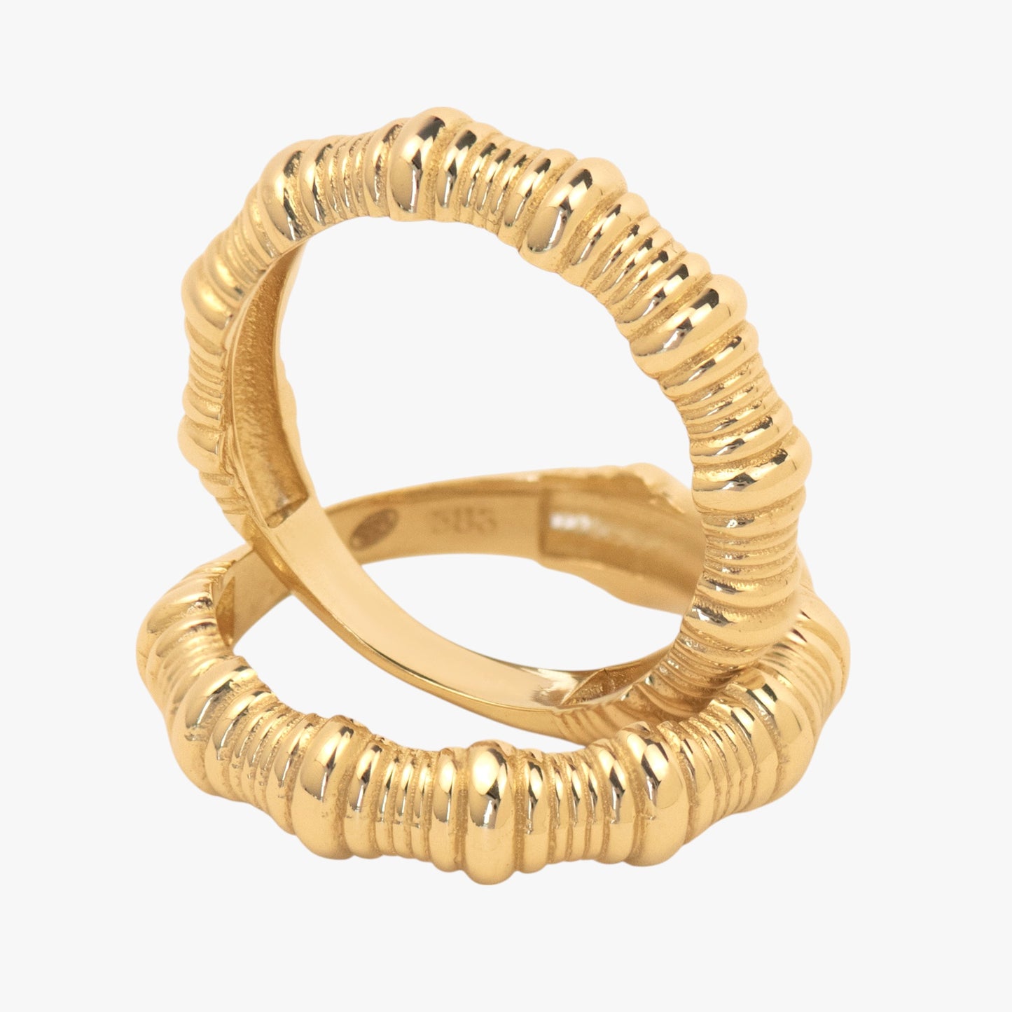 inel din aur cu striatii inegale 14k pe fundal alb Andarna Dream Solid Gold Ring on white background