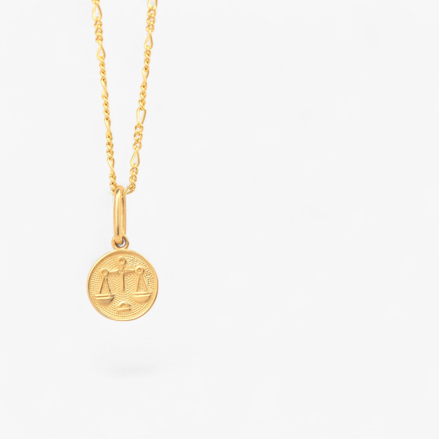 pandantiv din aur 14k zodie balanta pe fundal alb libra zodiac charm solid gold on white background