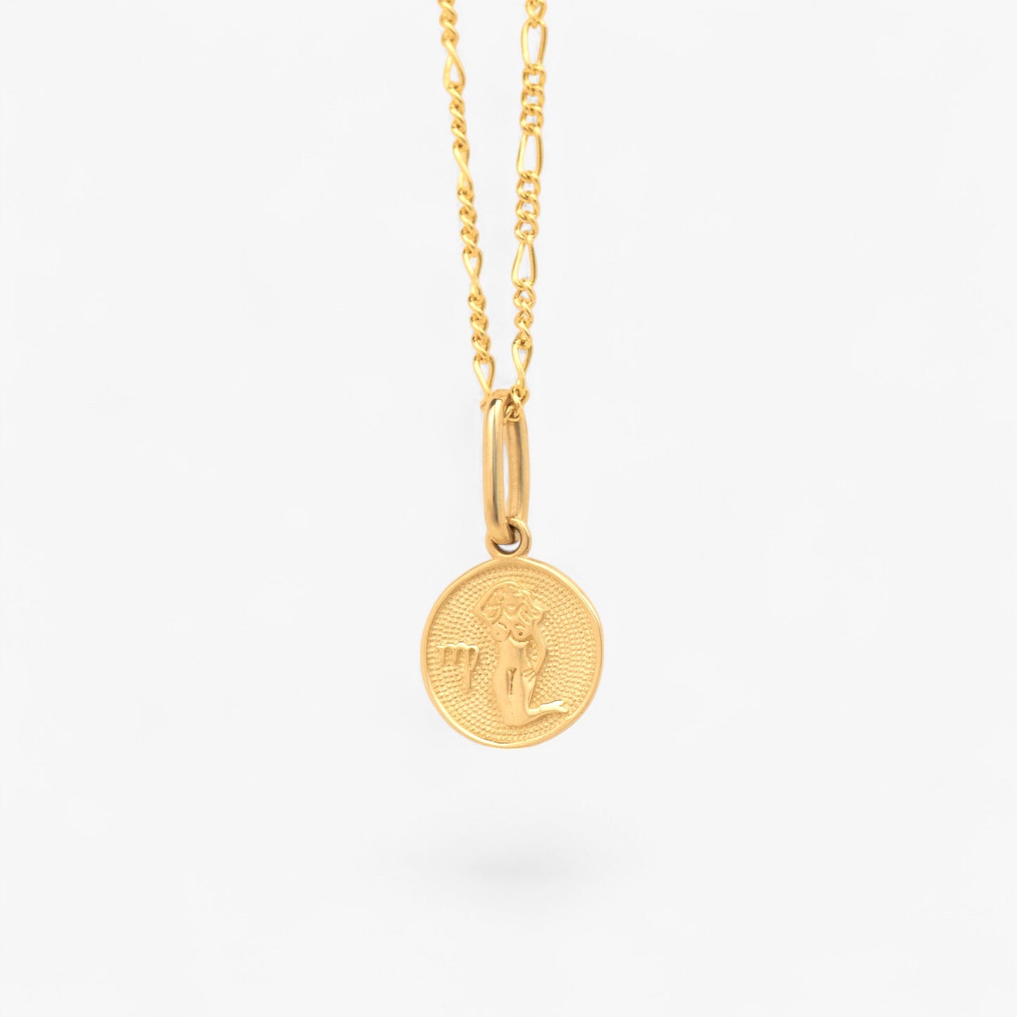 Pandantiv cu zodia fecioara din aur de 14k pe lant din aur de 14k pe fundal alb. 14k solid gold Virgo zodiac charm on a 14k solid gold necklace on a white background