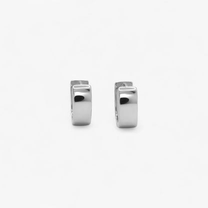 Cercei argint placat cu rodiu, hipoalergenic cu design patratos pe fundal alb Montana sterling silver rhodium plated square design hoop earrings hypoallergenic on a white background 