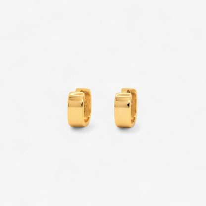 Cercei argint placat cu aur 18K cu design patratos pe fundal alb Callie gold vermeil square design hoop earrings on a white background