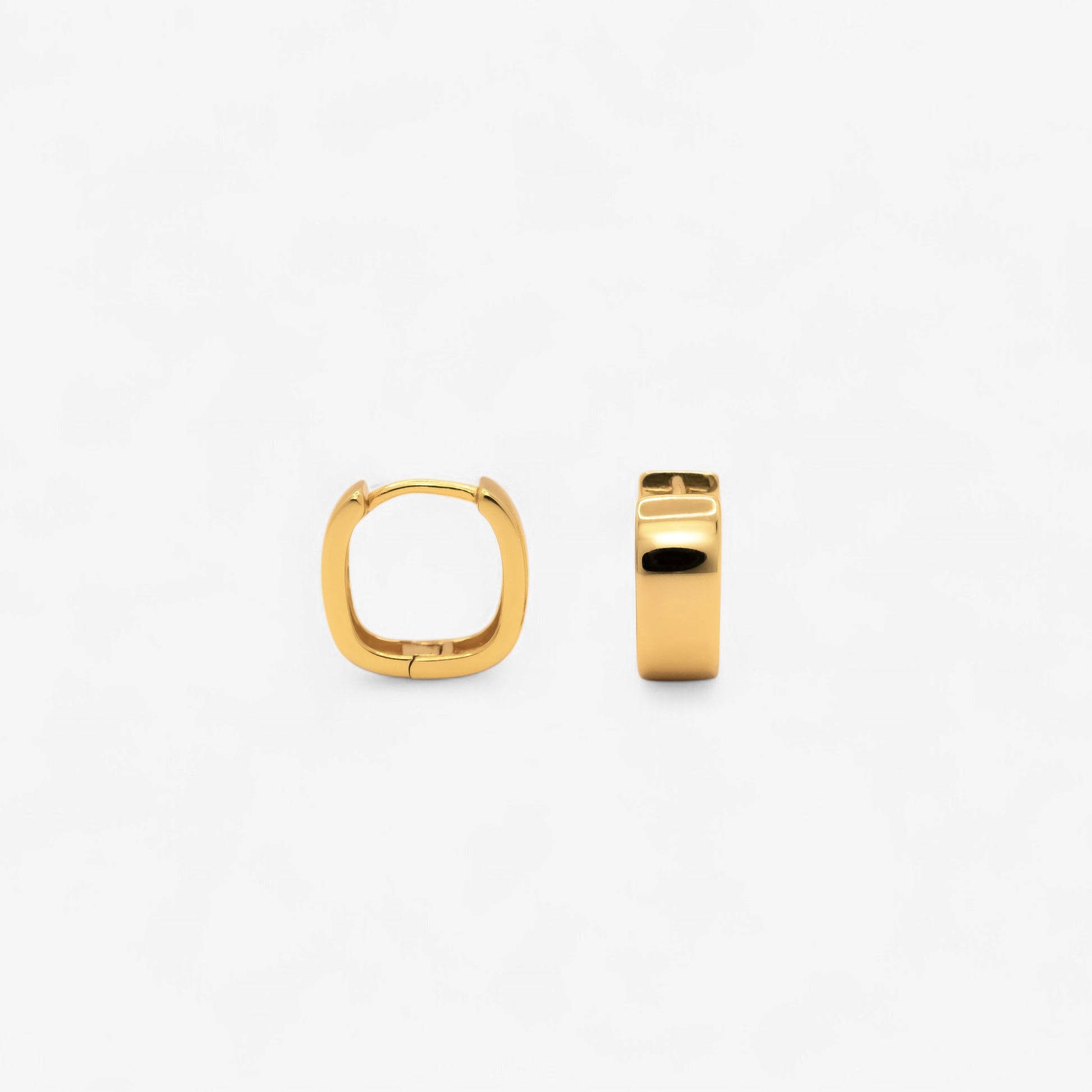 Cercei argint placat cu aur 18K cu design patratos pe fundal alb Callie gold vermeil square design hoop earrings on a white background