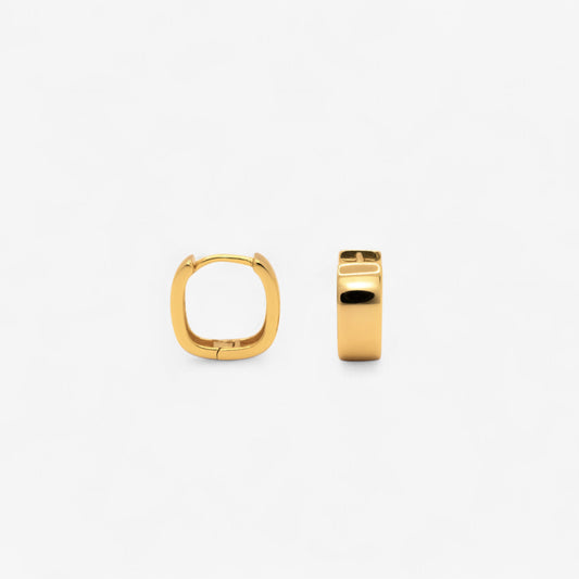 Cercei argint placat cu aur 18K cu design patratos pe fundal alb Callie gold vermeil square design hoop earrings on a white background