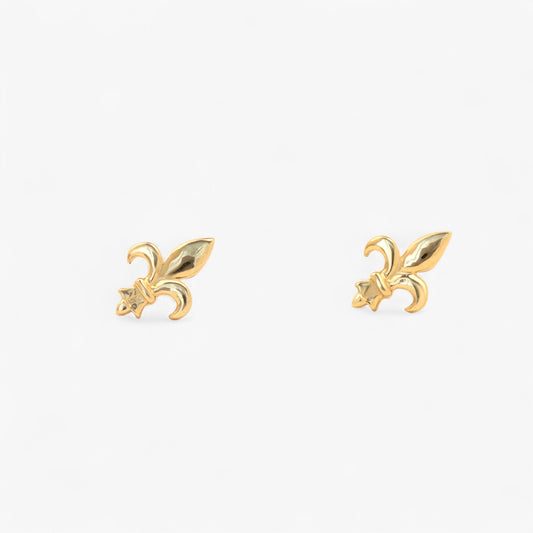 Cercei aur 14k in forma de floare de crin pe fundal alb Sylina Glimpse solid Gold fleur-de-lis earrings on a white background