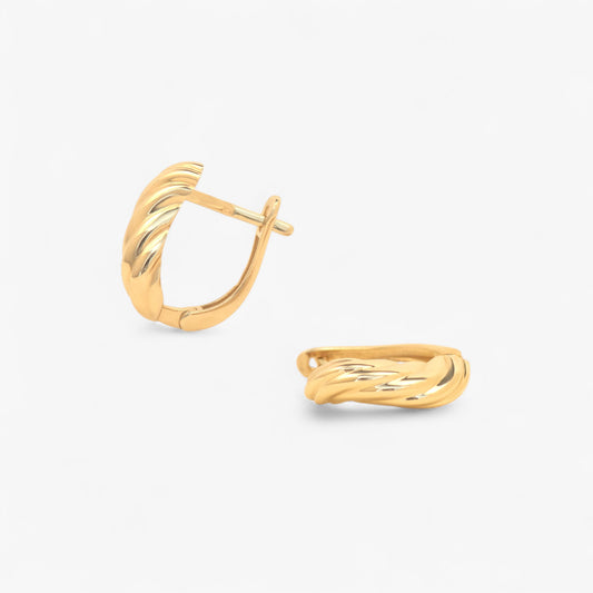 Cercei din aur 14k pe fundal alb Twisted Bond solid Gold hoop Earrings on white background