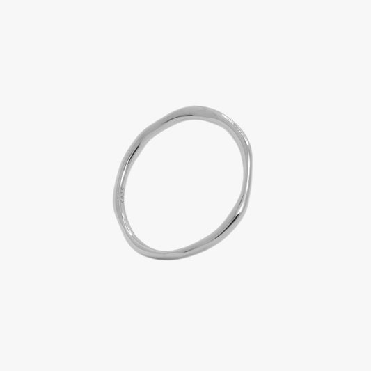 Inel de argint 925 placat cu rodiu, hipoalergenic pe fundal alb. Silver ring rhodium plated, hypoallergenic on a white background