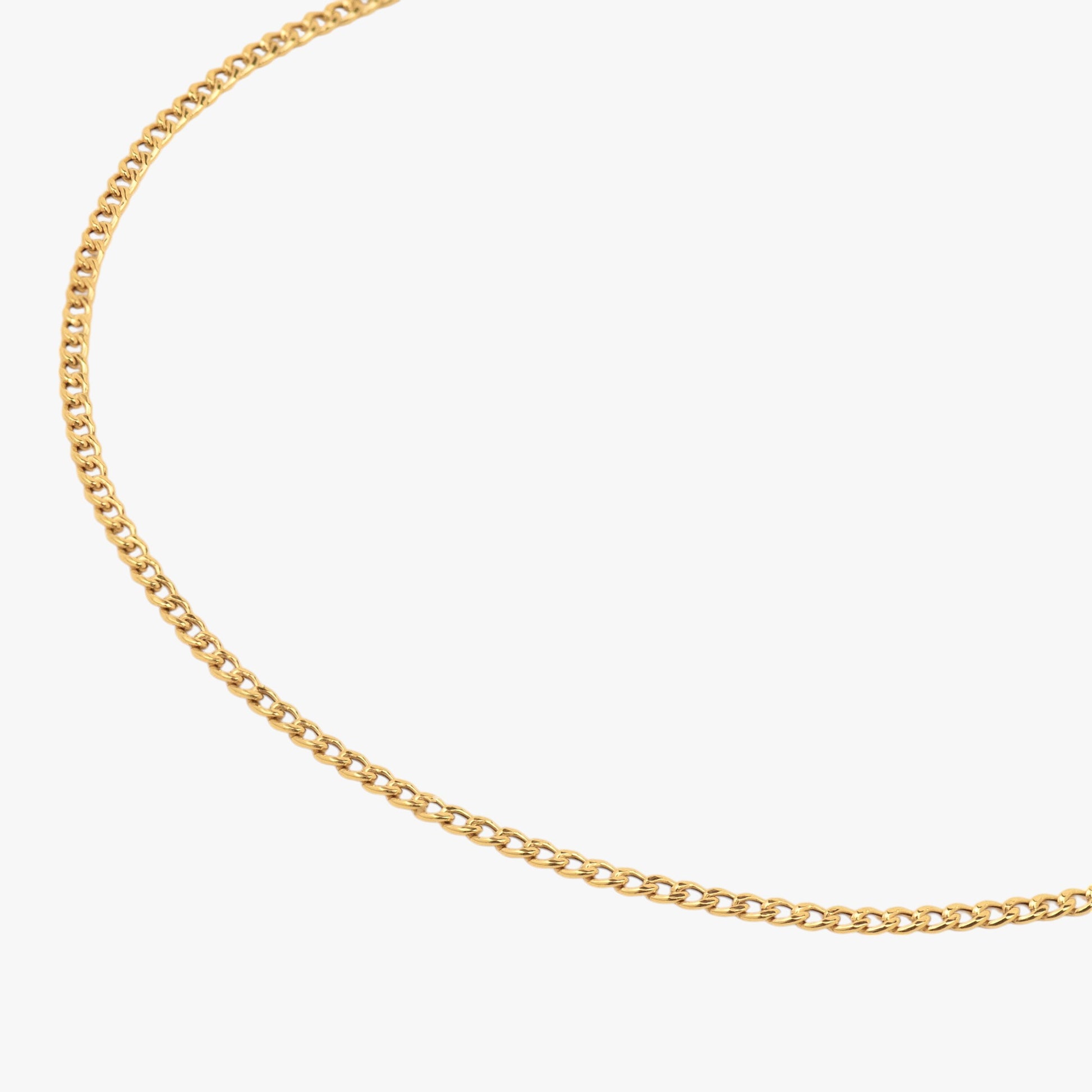 Lant subtire din aur cu zale oraya pe fundal alb, solid gold chain on white background