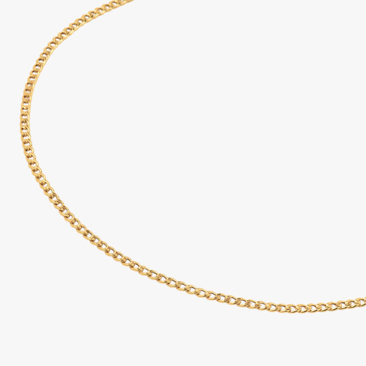 Lant subtire din aur cu zale oraya pe fundal alb, solid gold chain on white background
