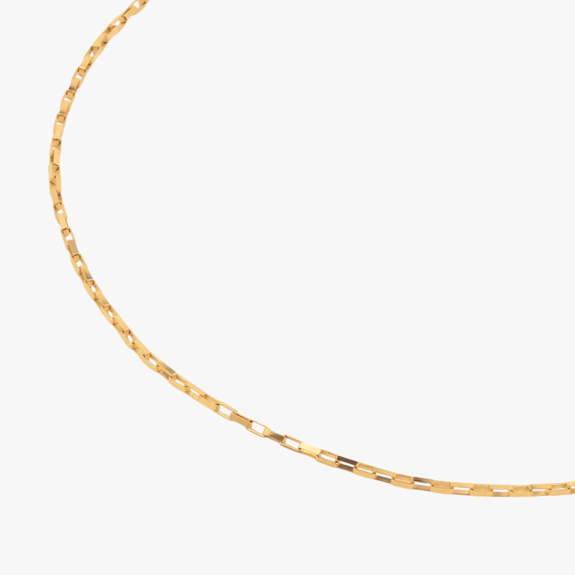 Lant aur 14k subtire din zale patrate Kiva Elements pe fundal alb, solid Gold Necklace on white background