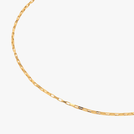 Lant aur 14k subtire din zale patrate Kiva Elements pe fundal alb, solid Gold Necklace on white background
