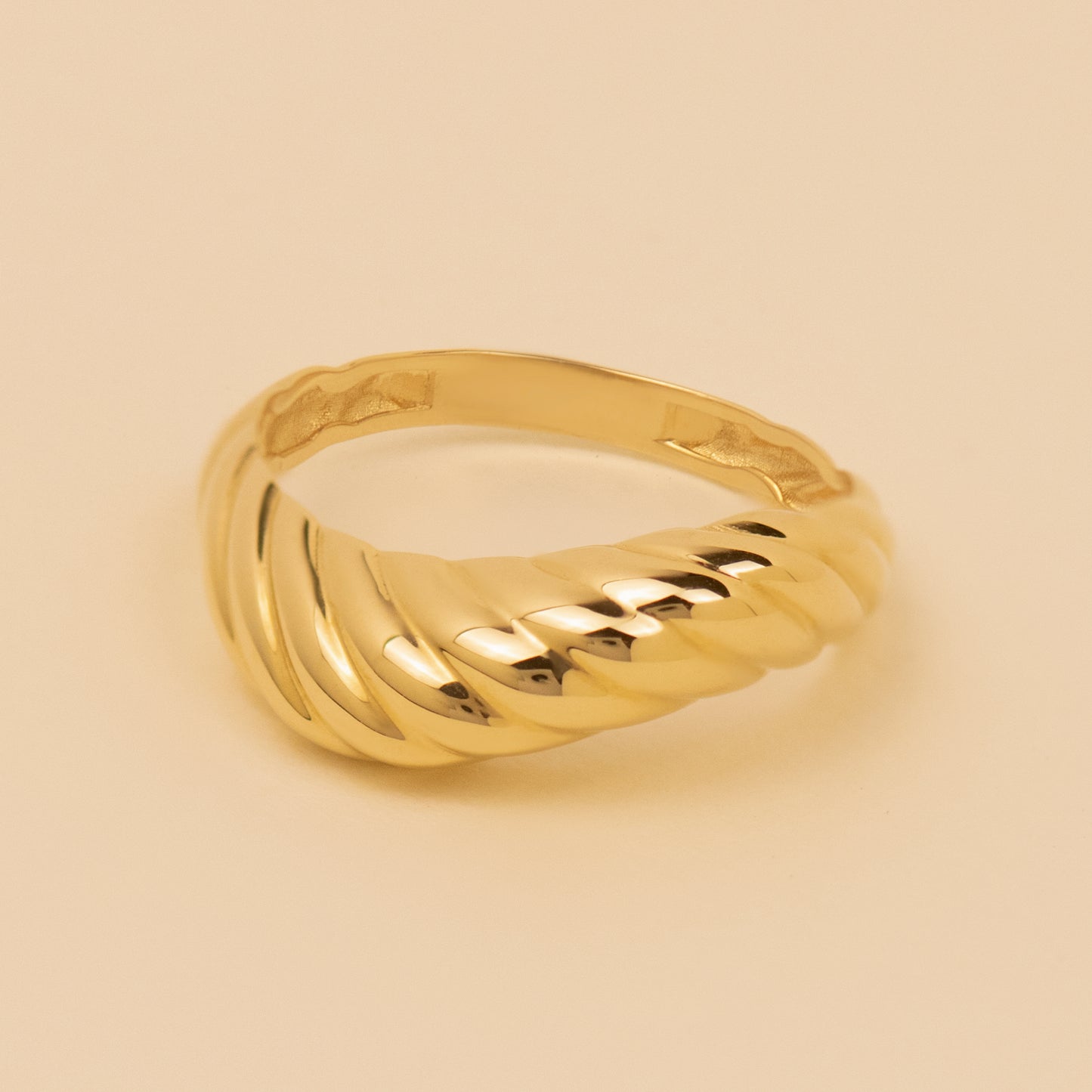 Twisted Bond Ring