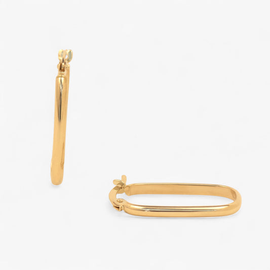 cercei subtiri si finuti din aur 14k pe fundal alb Mila solid Gold hoops Earrings on white background