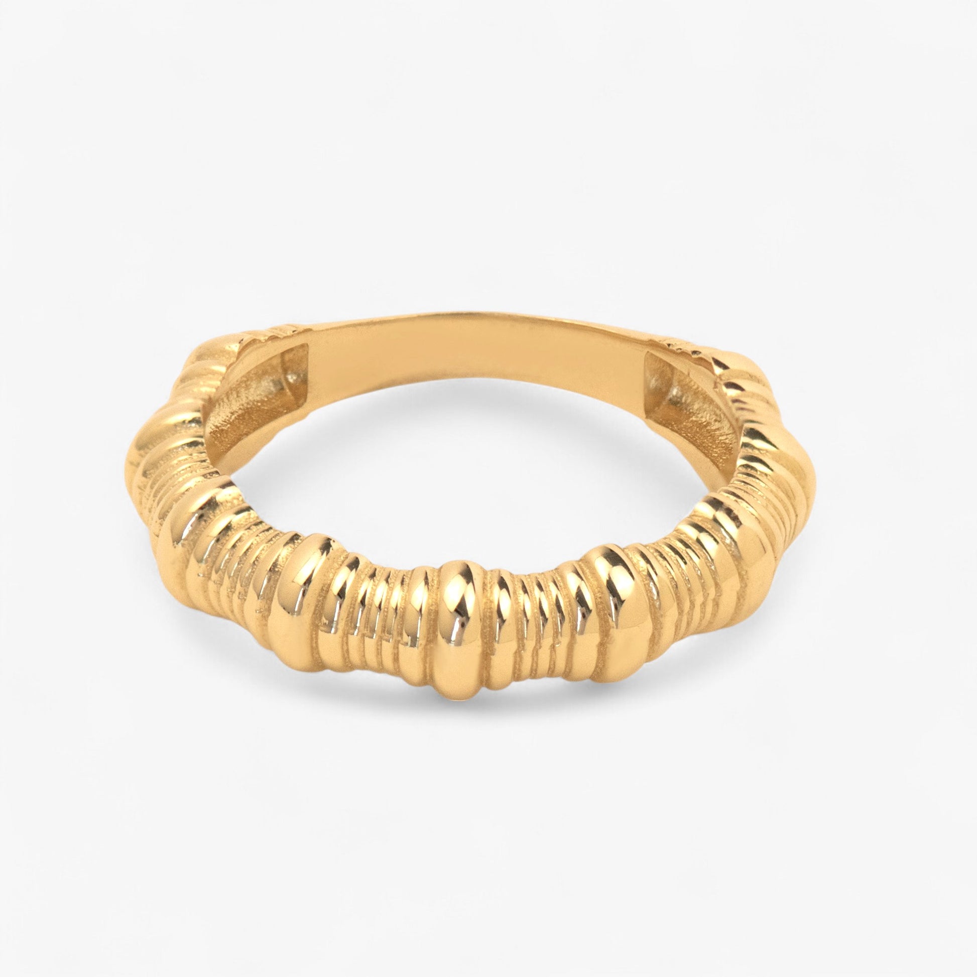 inel din aur cu striatii inegale 14k pe fundal alb Andarna Dream Solid Gold Ring on white background