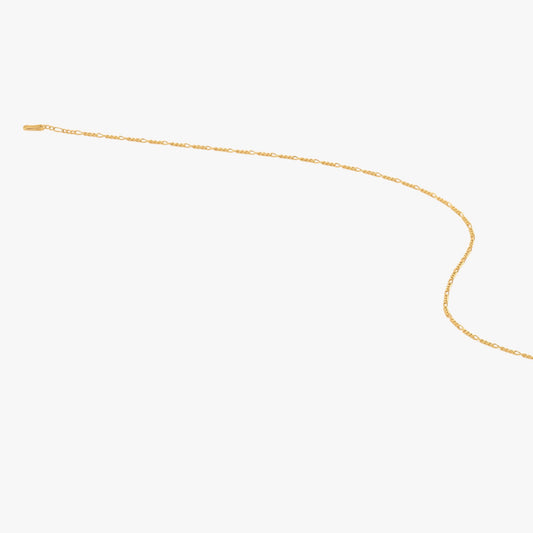 Lant subtire din aur cu zale jesinia pe fundal alb, solid gold chain on white background