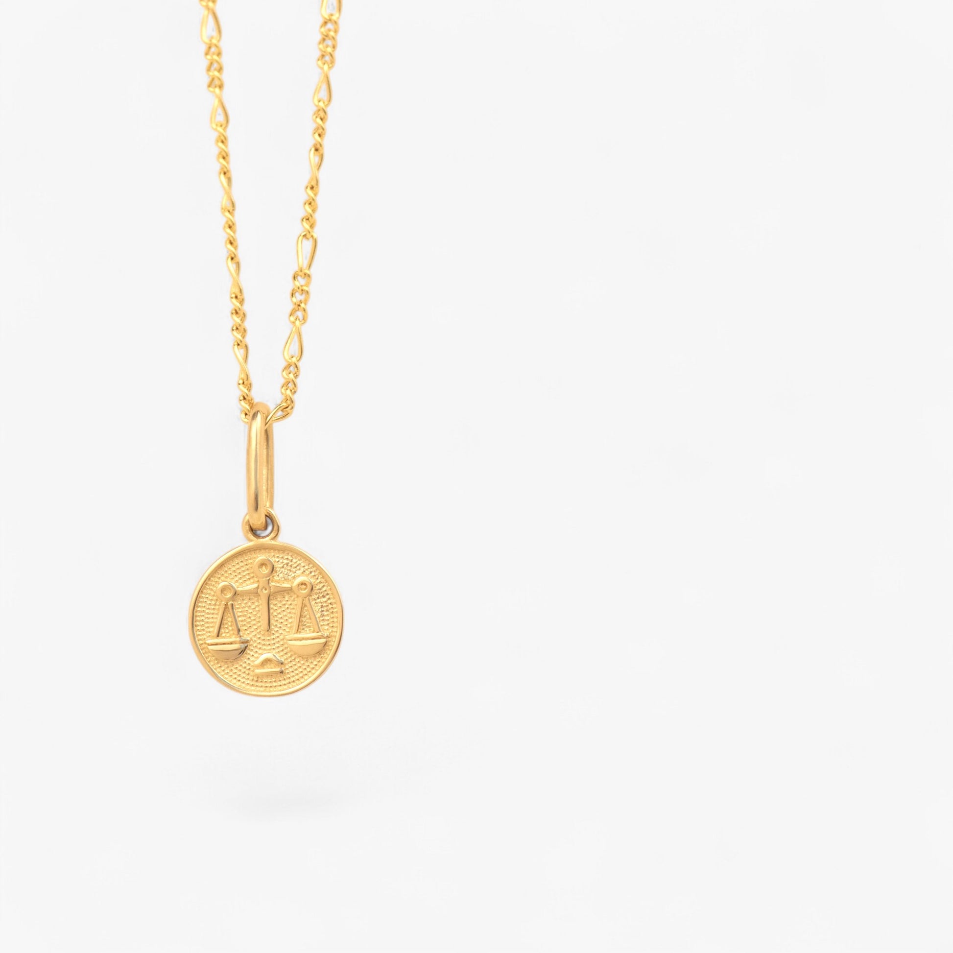 pandantiv din aur 14k zodie balanta pe fundal alb libra zodiac charm solid gold on white background