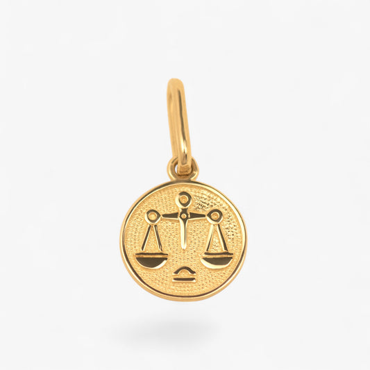 pandantiv din aur 14k zodie balanta pe fundal alb libra zodiac charm solid gold on white background