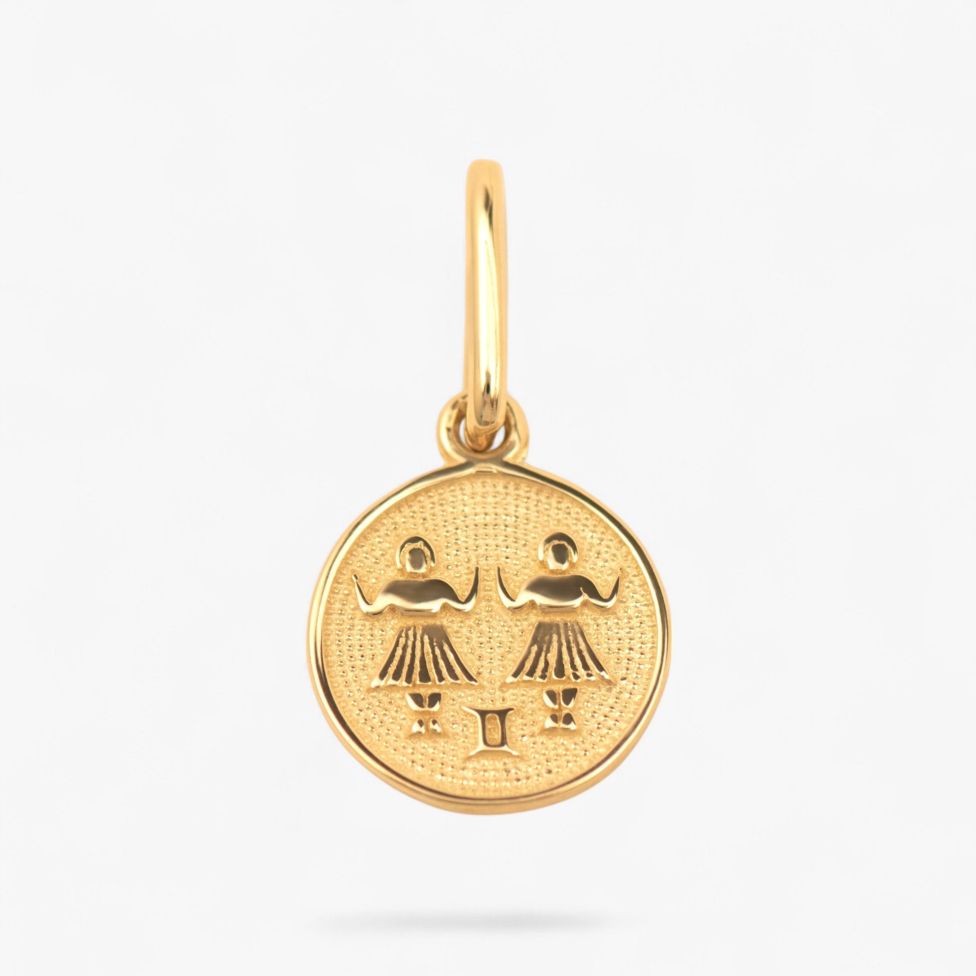 Pandantiv cu zodia gemeni din aur de 14k pe fundal alb. 14k solid gold 
Gemini zodiac charm on a white background