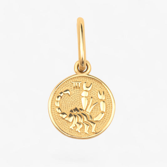 Pandantiv cu zodia scorpion din aur de 14k pe fundal alb. 14k solid gold 
Scorpio zodiac charm on a white background